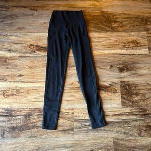 in love with these super cute aerie leggings with great pockets!! small stain.
